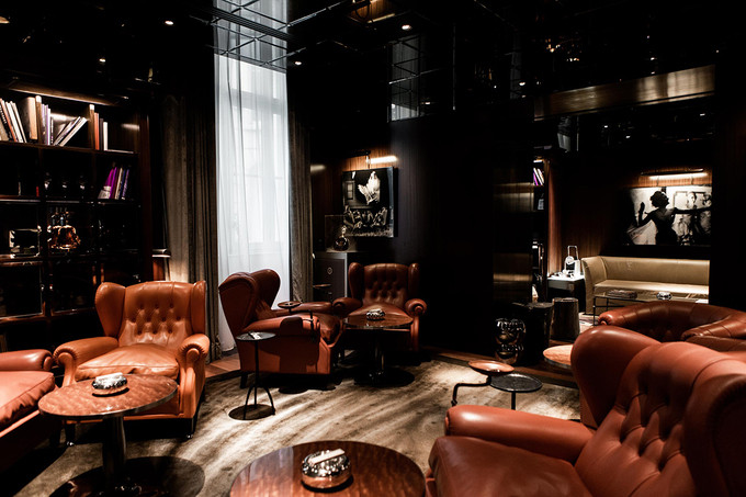 Câu lạc bộ Vinales Club bên trong được thiết kế sang trọng, lịch sự với tông nâu trầm làm chủ đạo. Ở đây chủ yếu phục vụ rượu và xì gà cho khách thuê phòng tại khách sạn