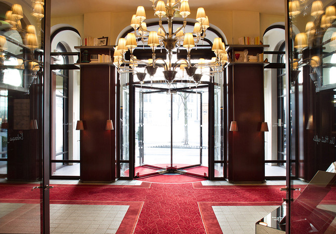 Vừa bước vào sẽ thấy bao quát khách sạn bao trùm kiến trúc Art Deco, sàn gạch được trải thảm đỏ. Trần nhà được trang trí hệ thống đèn chùm style cổ điển đậm chất Châu Âu
