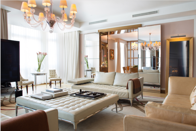 Ngược lại với vẻ ngoài cổ điển thì bên trong các phòng ốc được thiết kế nội thất tối giản với gam màu đơn sắc nhẹ nhàng, tiện nghi và hiện đại. Trung bình một đêm nghỉ tại khách sạn cho phòng Standard là 1.000 USD ( tầm 23 triệu đồng)