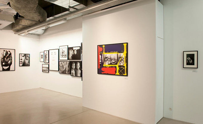 Khu vực triển lãm nghệ thuật cho khách hàng có đam mê về tranh ảnh trừu tượng