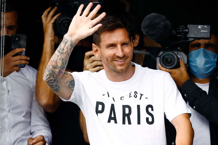 Cầu thủ Messi được chào đón nồng hậu bởi fans và khán giả ở Paris (Pháp) trong suốt những ngày qua khi anh đầu quân cho PSG