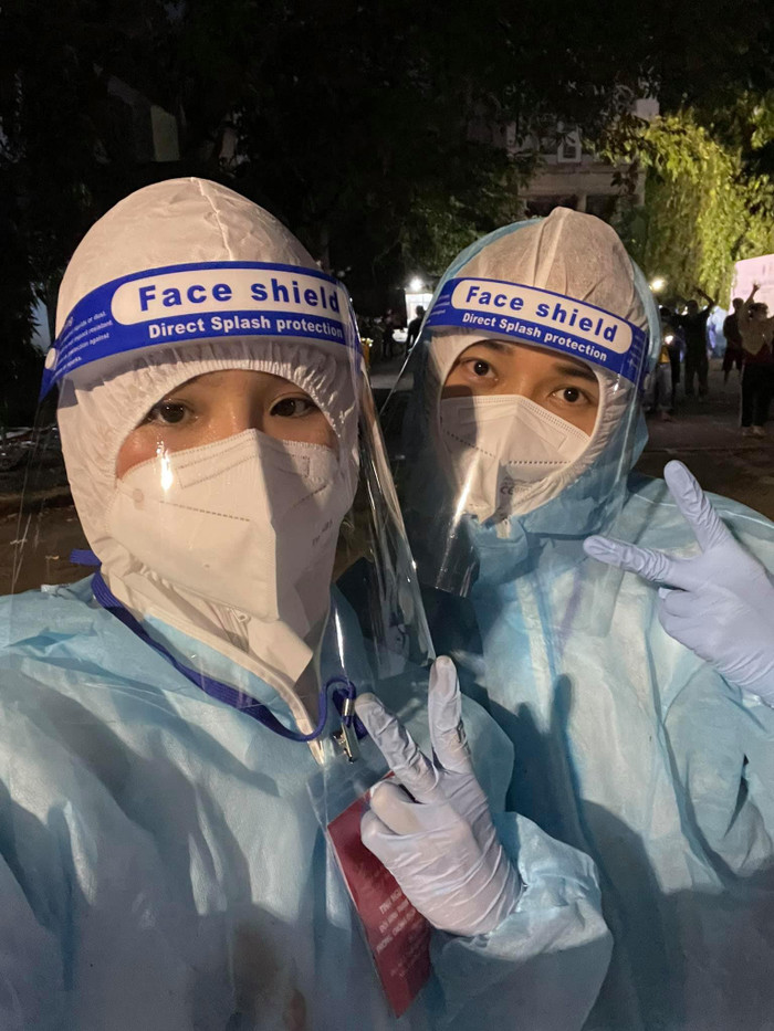 Nữ ca sĩ sinh năm 1991 cùng đàn anh Trúc Nhân mang giọng ca đến ủng hộ tinh thần  cho bệnh nhân và các bác sĩ tại bênh viện dã chiến 