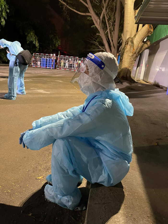 Một phút trầm mặc của Miu Lê sau khi hát xong và nhìn xung quanh mọi thứ 