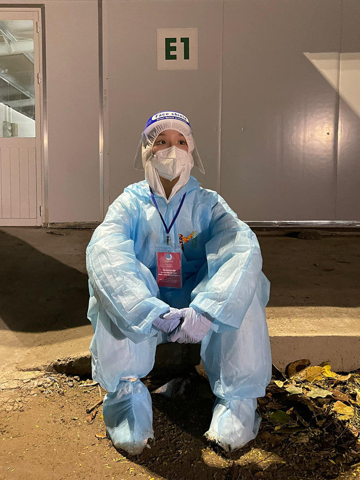 Miu Lê trong trang phục bảo hộ màu xanh kín mít đi biểu diễn tại bệnh viện dã chiến vừa qua 