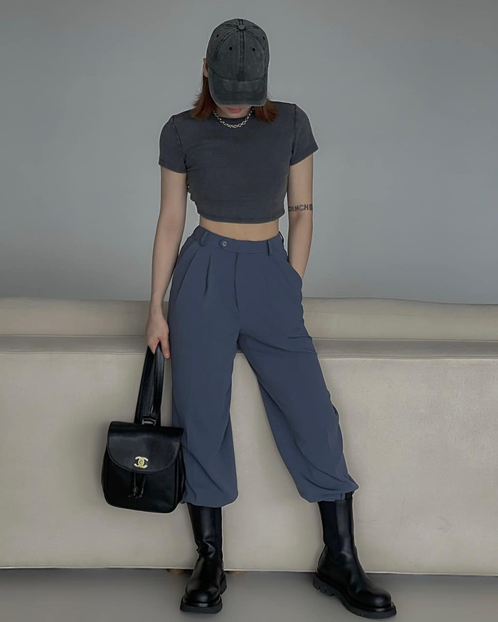 Set đồ với tông xám đen làm chủ đạo khi cô mặc áo croptop mix cùng quần kaki đi kèm giày bốt hầm hố
