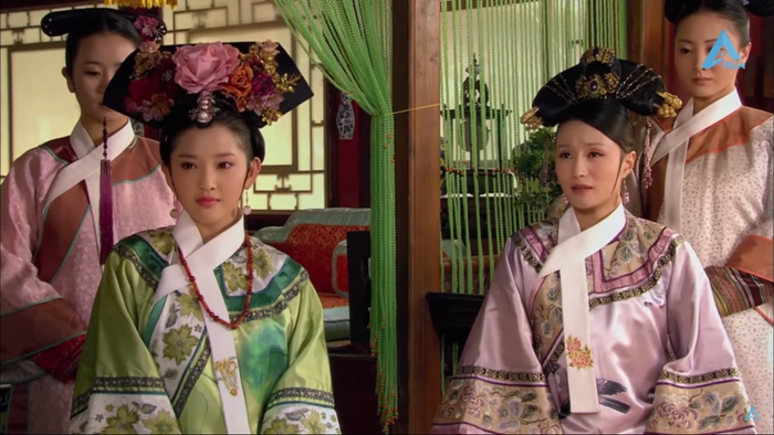 'Kì Tần thích thú đeo chiếc vòng cổ xạ hương đỏ' - theo lời Hân Quý nhân kế bên kể lại.
