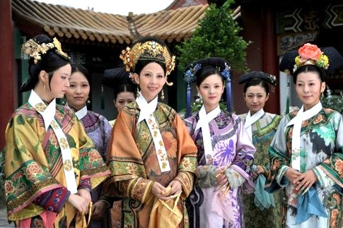 'Các em còn non nghề lắm, vòng tay trang sức tốt nhất đừng có qua tay chị, không thôi là tới công chuyện' - Hoàng hậu Nghi Tu.