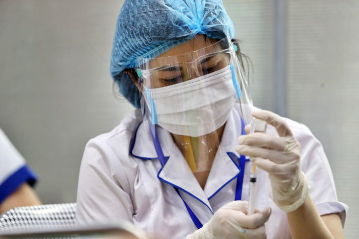 HÌnh ảnh tiêm phòng vaccine cho người dân ở điểm tiêm nhà thi đấu Trịnh Hoài Đức ngày 4/8.