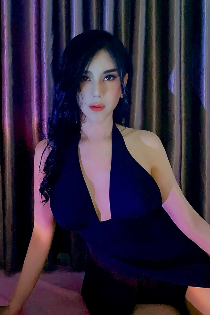 Những bộ váy áo của cô nàng đều là những thiết kế có thể giúp phô diễn cặp tuyết lê nhưng vẫn đảm bảo sự thanh lịch và không quá đà.