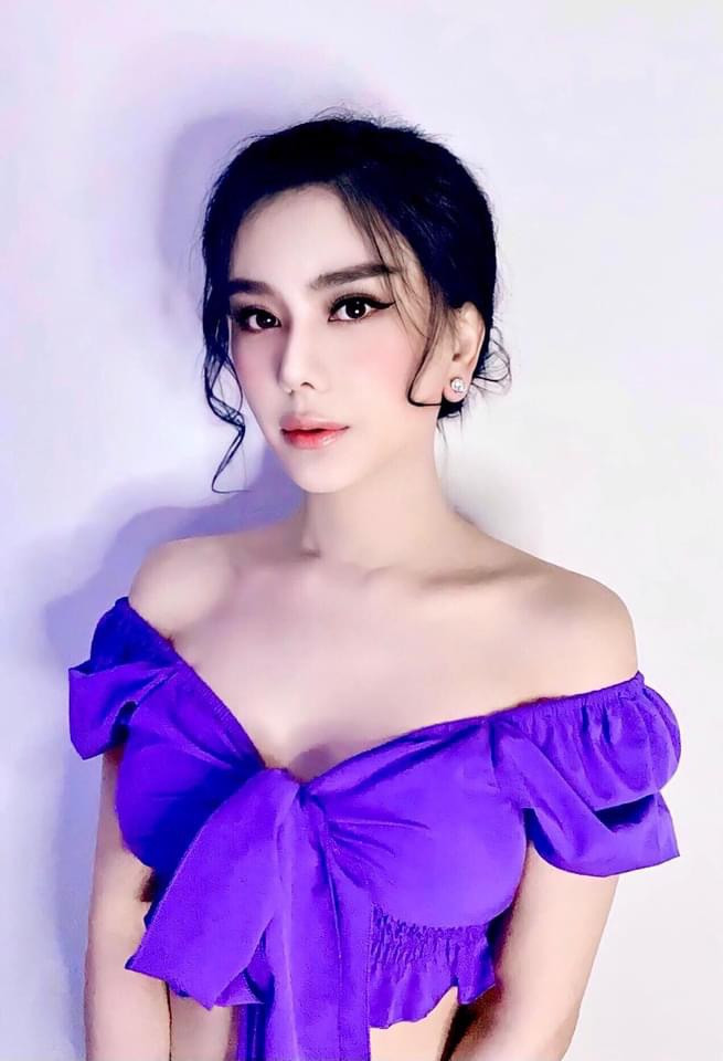 Lâm Khánh Chi hút hồn người nhìn khi diện áo croptop khoe xương quai xanh và vòng 1 đầy đặn.