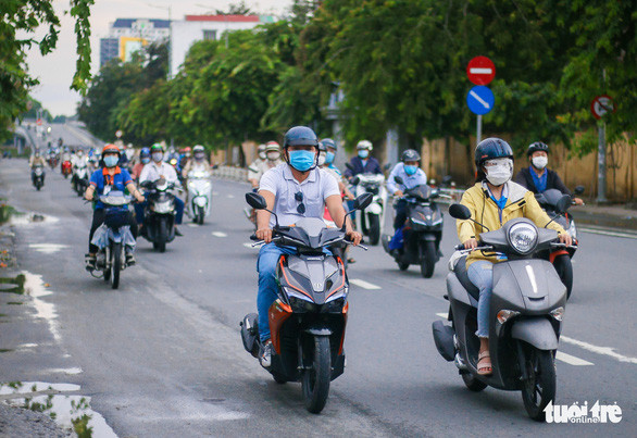 Nhiều xe cộ đi lại vào giờ tan tầm chiều 11/8 ở quận Gò Vấp. Ảnh: TTO