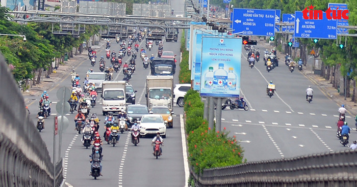 Tại đường Cộng Hòa, lượng phương tiện lưu thông cũng rất đông vào khung giờ cao điểm buổi sáng. Ảnh: Báo Tin tức