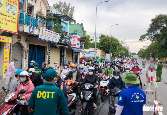 Dòng xe ùn ứ trên đường Nguyễn Thái Sơn (quận Gò Vấp) chiều 11/8. Ảnh: TTO