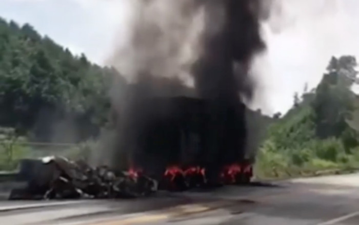 Xe bồn chở dầu bất ngờ bốc cháy dữ dội trên cao tốc Nội Bài – Lào Cai Ảnh 2