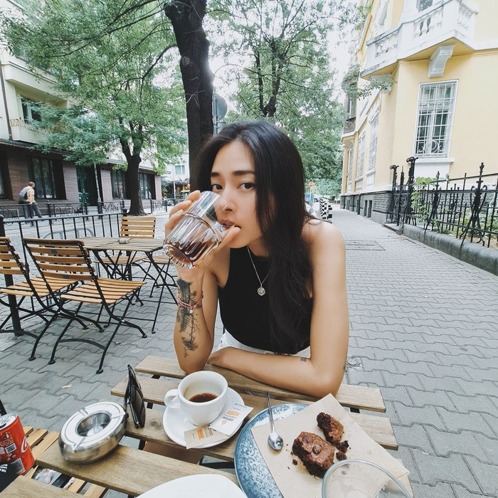 Động thái này được cư dân mạng cho rằng bà chủ của Studio 68 đã đưa bạn trai về ra mắt gia đình, chị đẹp có thể sẽ nhanh chóng lên xe hoa sau nhiều năm độc thân.