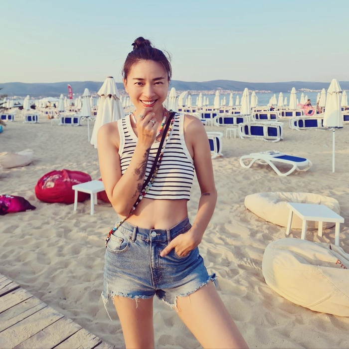 Nữ diễn viên trông vô cùng thích thú trước cảnh biển và khí hậu trong lành nơi đây. 