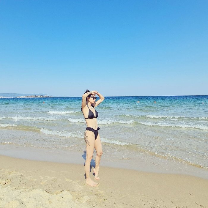 Ngô Thanh Vân diện bikini thả dáng bên bờ biển Bulgaria.