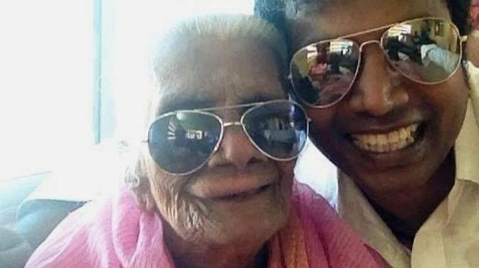 Ramu và người bà của mình. 