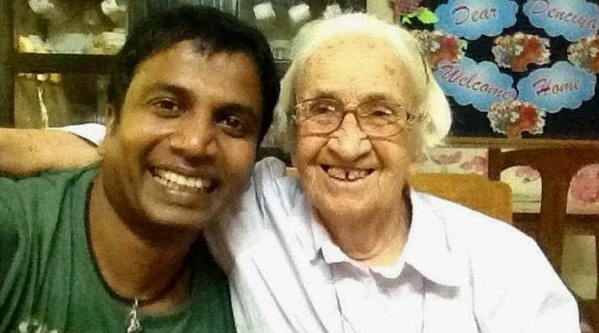 Nam diễn viên đã hẹn hò với một nữ tu 90 tuổi. 