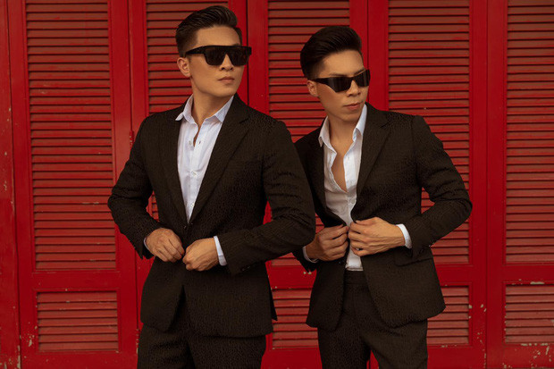 Hai anh em nổi tiếng với xiếc chồng đầu lên nhau.