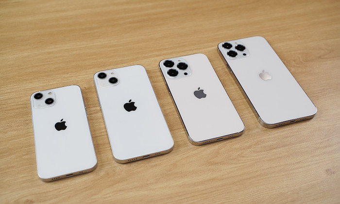 Loạt mô hình được cho là của iPhone 13. Ảnh: Huy Nguyễn