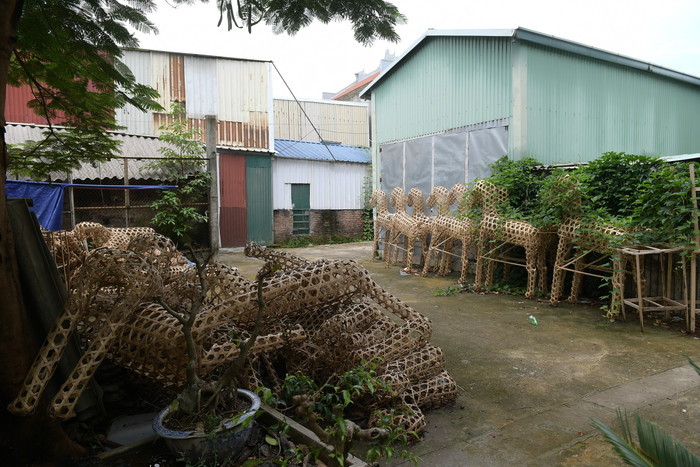 Dù đã vào mùa sản xuất hàng hóa phục vụ rằm tháng 7 Âm lịch, nhưng hàng mã chất đầy ven đường không có khách hỏi mua.