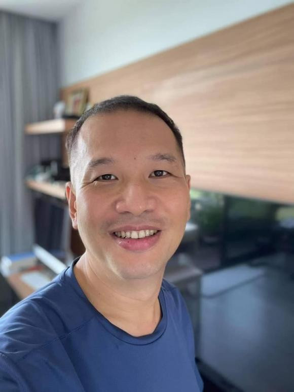 Đã hơn 1 năm, ông bầu không hề chia sẻ hình ảnh bản thân trên trang cá nhân, nên visual lần này đã khiến nhiều người 'đứng hình'. 