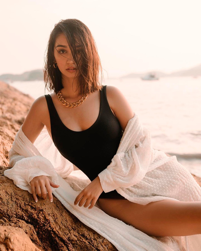 Gout ăn diện đơn giản nhưng cuốn hút, body quyến rũ không chút tì vết của Sophia Rogan. 