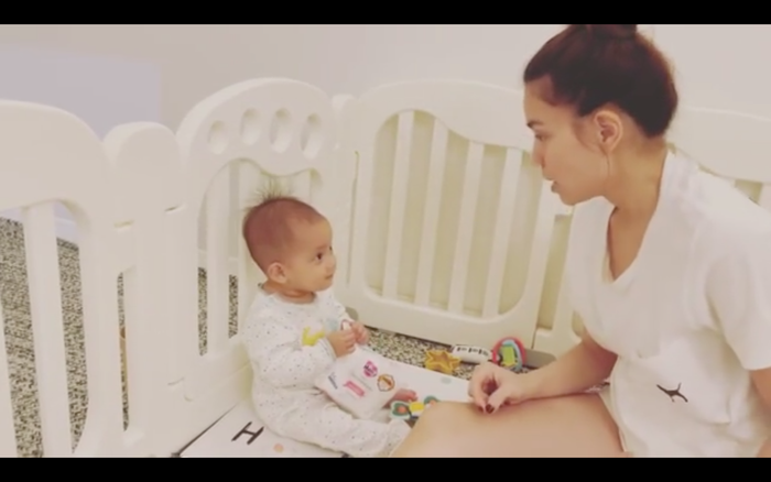 Hồ Ngọc Hà trò chuyện cùng con gái.