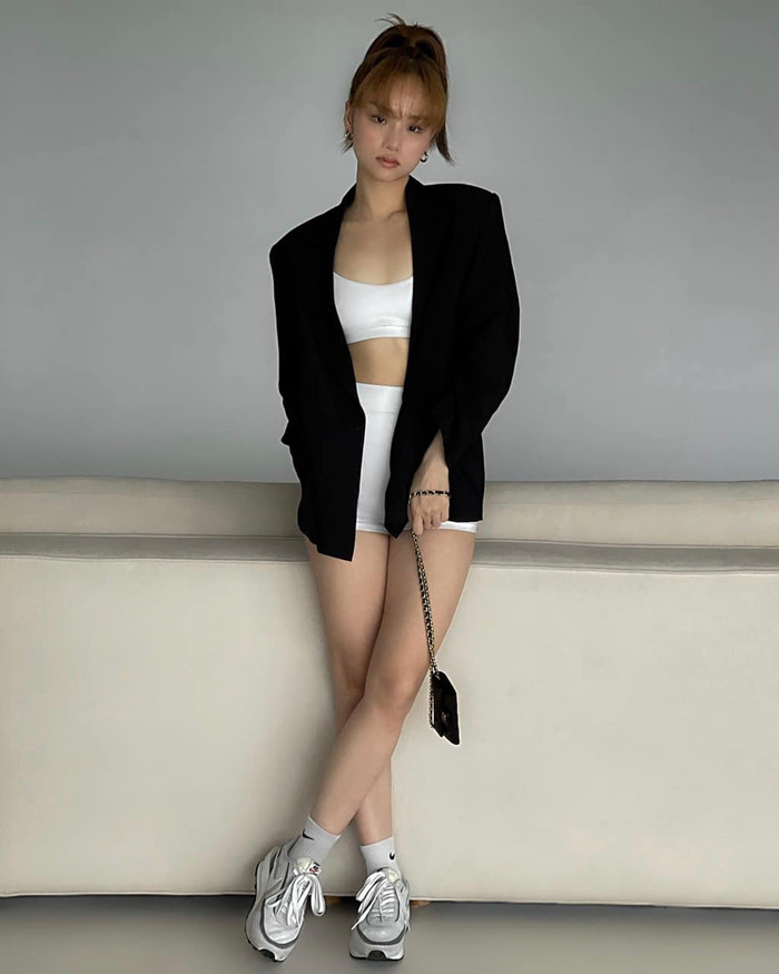 Miu Lê trong set đồ tập năng động với áo sportbra cùng quần biker 