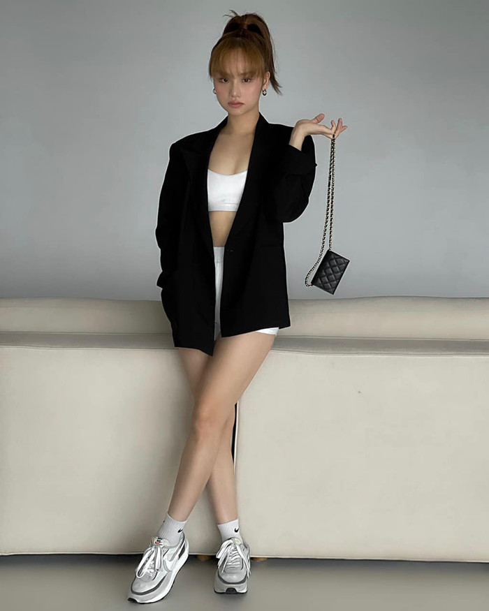 Nữ ca sĩ sinh năm 1991 dù body nhỏ và chân ngắn nhưng cách mix đồ với quần biker cùng giày thể thao đôn gót nhìn thân hình cô gọn gàng hẳn