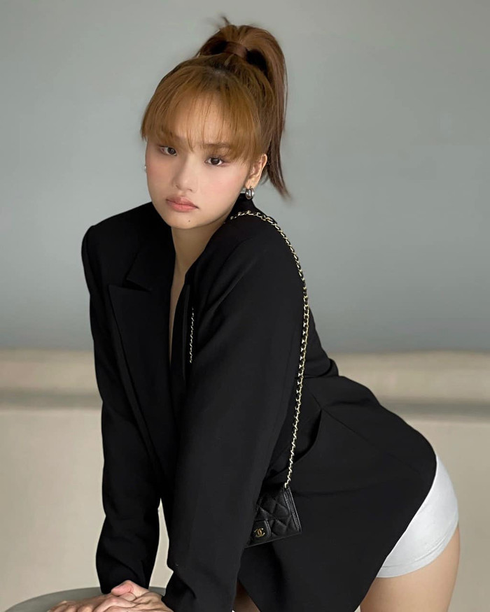 Cô nàng phối cùng với blazer đen oversized cá tính