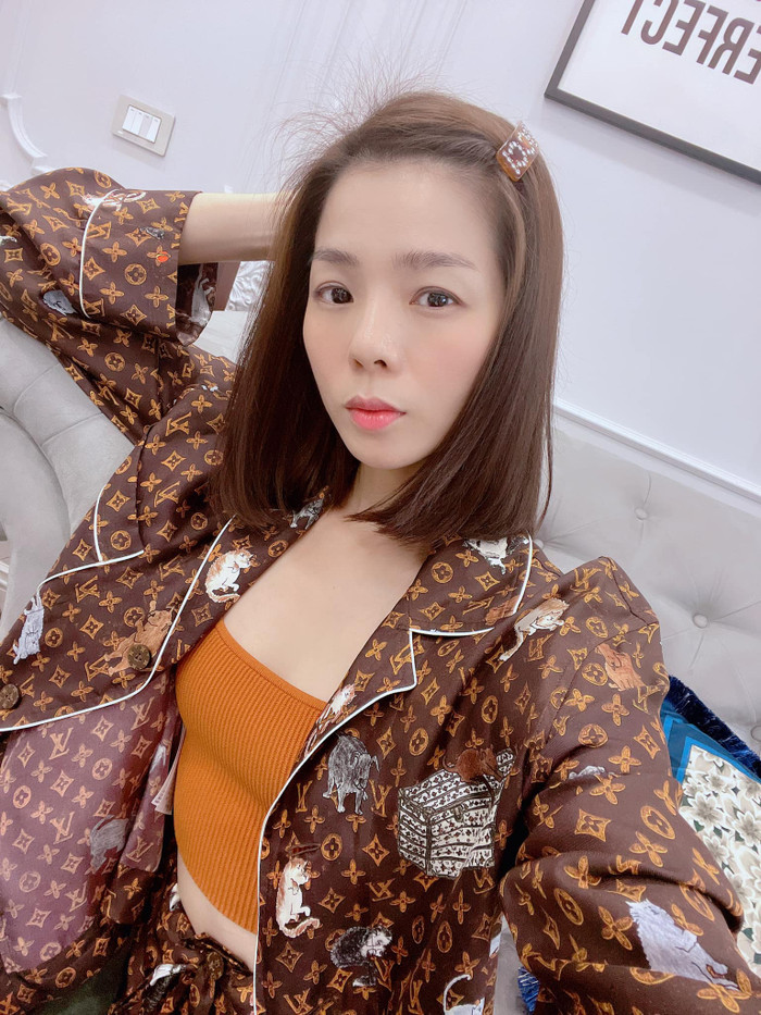 Bên cạnh những bộ đồ tập thì Lệ Quyên cũng hay chia sẻ hình ảnh mặc đồ bộ đơn giản, thoải mái nhưng lại rất đẹp và trẻ trung như thế này.