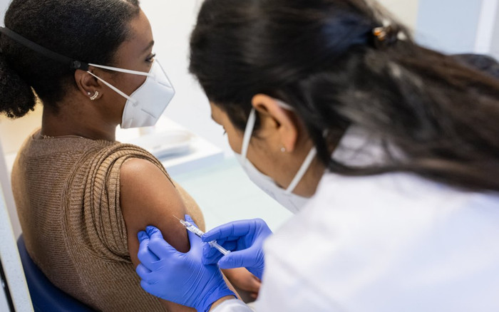 Vì sao những người từng mắc Covid-19 vẫn cần tiêm vaccine? Ảnh 2