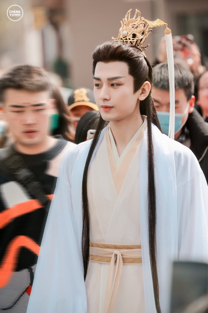 Nam diễn viên vẫn chăm chỉ đến phim trường.