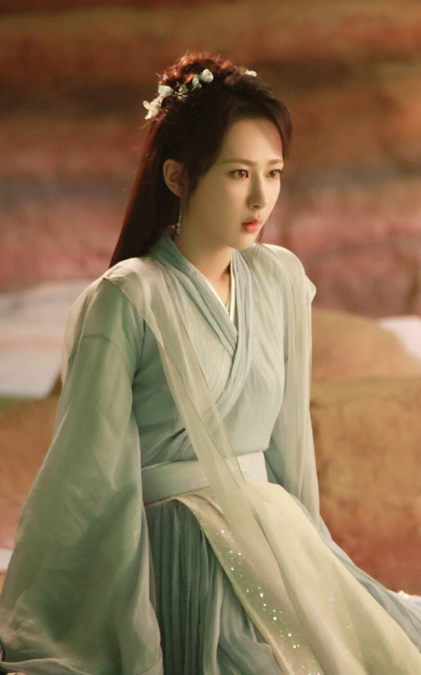 Fan lo lắng cho Dương Tử gặp vận xui khi bạn diễn liên tiếp gặp họa.