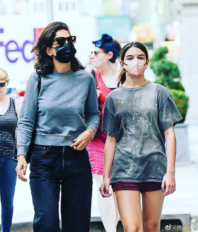 Hai mẹ con mặc áo đôi ra phố thêm phần bắt mắt