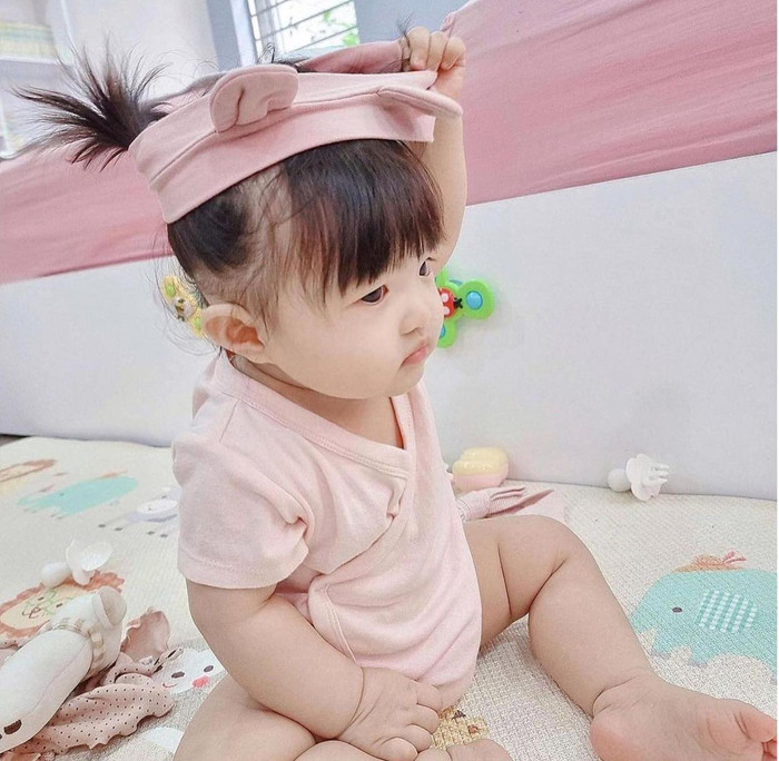 Đôi lúc Winnie tỏ ra không hài lòng khi các nơ và băng đô gắn đầu gây khó chịu cho cô bé
