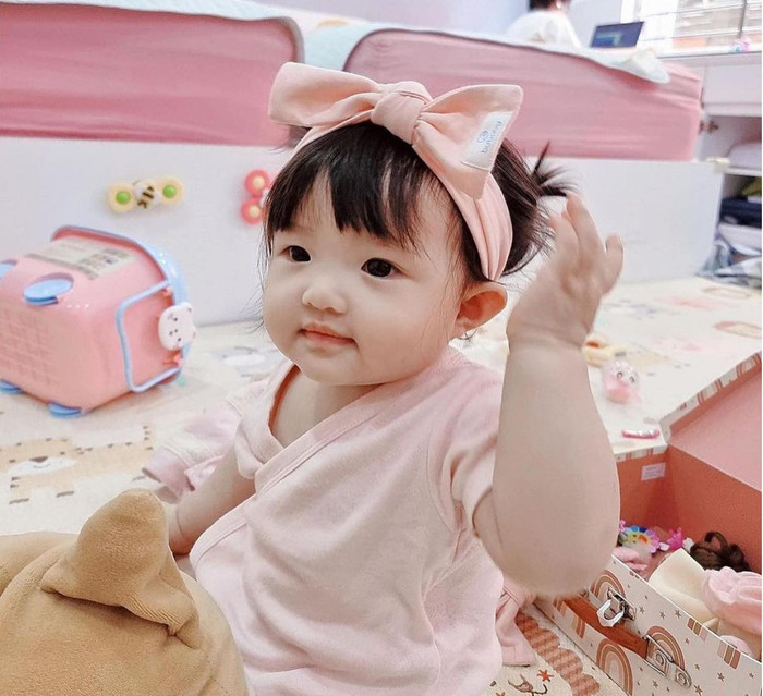Băng đô nơ cài tóc đáng yêu của con gái Ông Cao Thắng