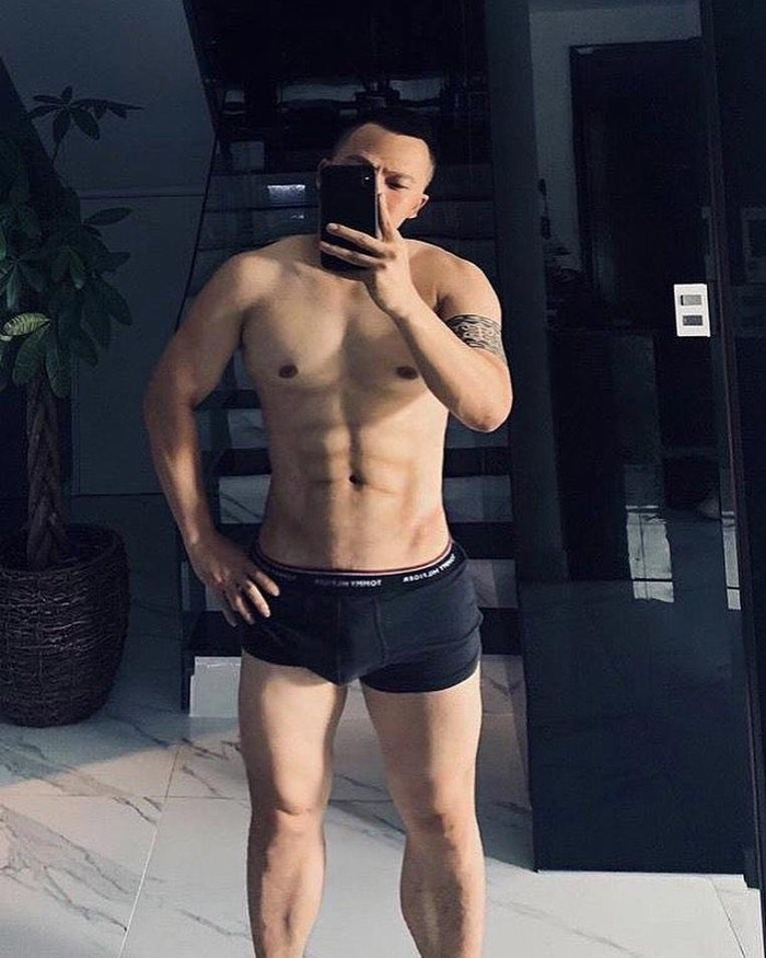 Body rắn rỏi, các cơ bắp cuồn cuộn, nhưng phần múi bụng giống như được 'vẽ', không hề tự nhiên. 