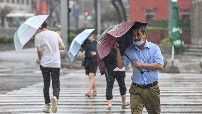 Điều kiện thời tiết khắc nghiệt và ổ dịch Covid-19 tại một số địa phương đã làm gián đoạn vận chuyển ở nhiều khu vực của Trung Quốc. Ảnh: Reuters