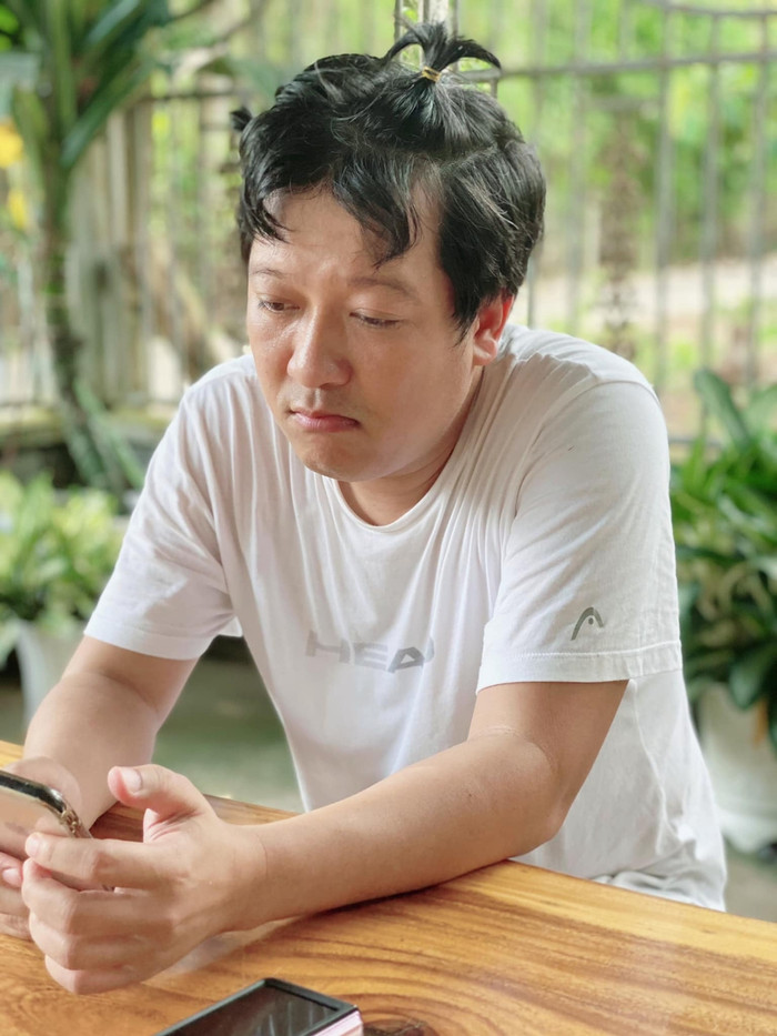 Hình ảnh mới nhất của Trường Giang sau hơn 1 tháng về quê tránh dịch, làm phụ hồ.