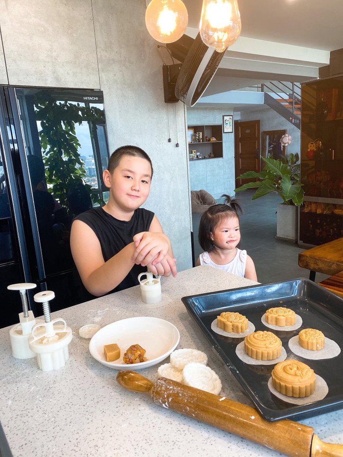 Nhân dịp ở nhà này, Lê Phương cũng hướng dẫn con trai cách làm bánh trung thu. 