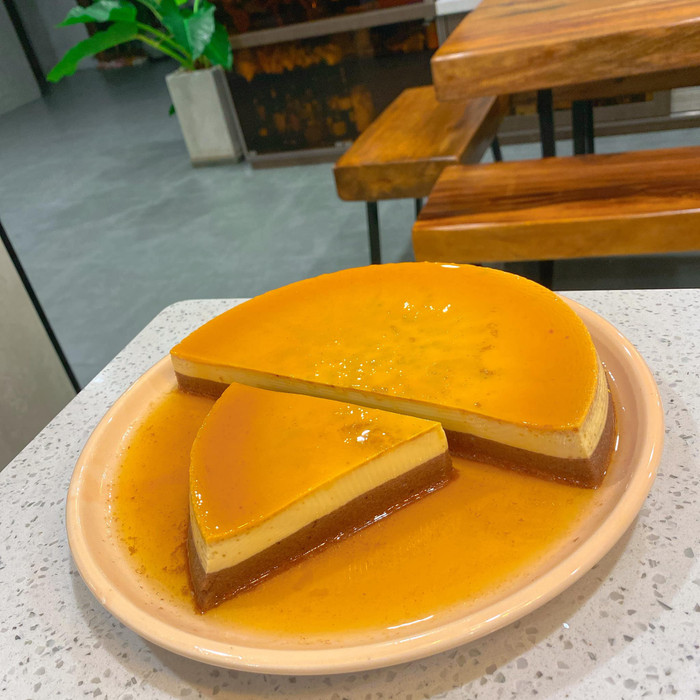 Dĩa bánh flan trông thật ngon miệng. 