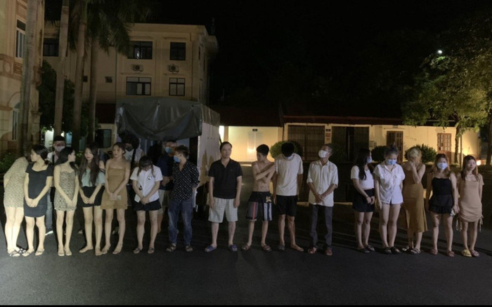 Thấy công an 'đột kích' quán karaoke, nhân viên và khách hát chui vào chuồng gà, nhảy xuống ao lẩn trốn Ảnh 2