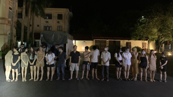 Nhóm nhân viên cùng khách hát tại quán karaoke. Ảnh: Lan Hương/Thanh Niên