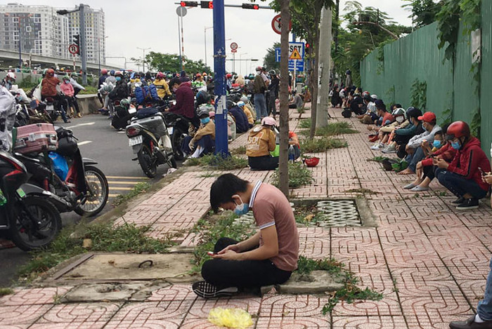 TP.HCM: Hàng nghìn người ùn ùn chạy xe máy về quê, ùn ứ tại chốt kiểm soát Ảnh 2