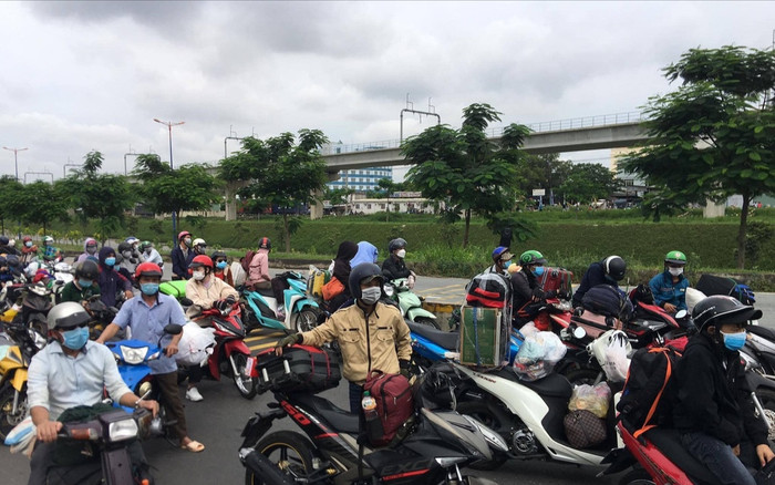 TP.HCM: Hàng nghìn người ùn ùn chạy xe máy về quê, ùn ứ tại chốt kiểm soát Ảnh 2