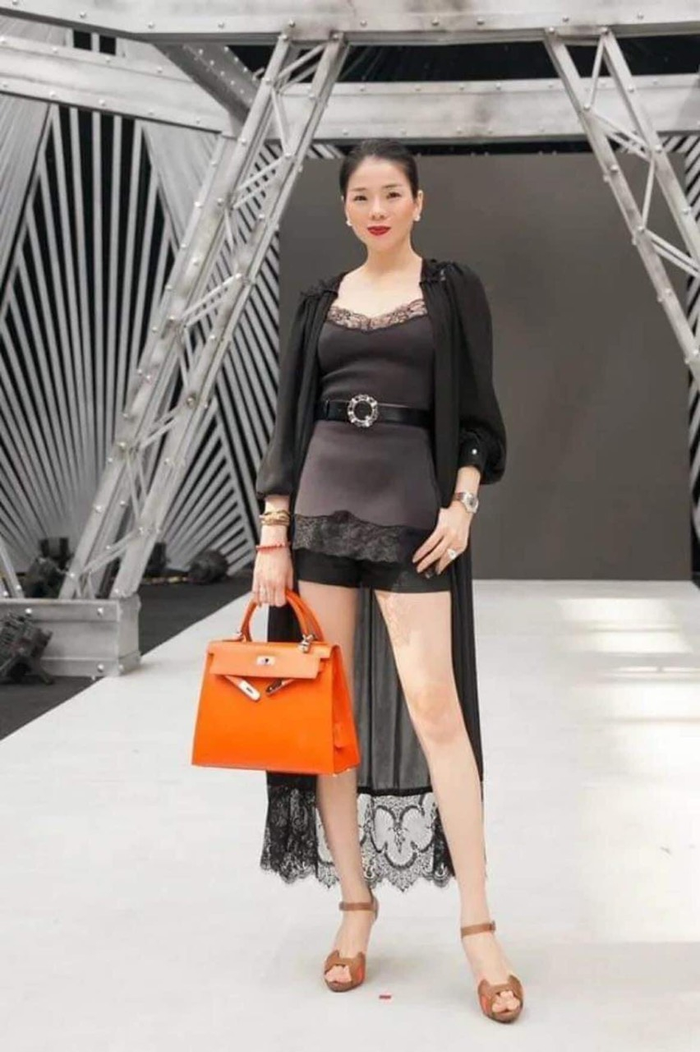 Lệ Quyên tặng túi hiệu trăm triệu để gây quỹ mua máy thở chống dịch.