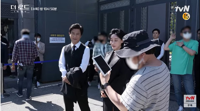 Vợ chồng giám đốc Choi nô đùa như chưa có sự cố